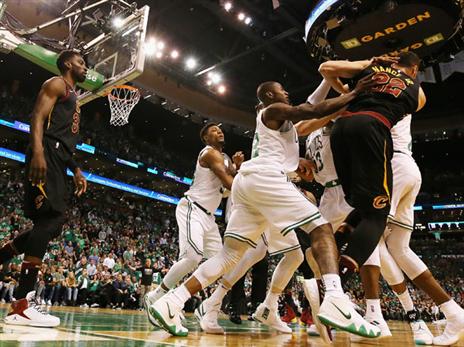 המשחק התחמם במחצית הראשונה (Getty)