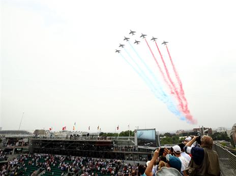 מטס מרהיב מעל שמי פאריס (GETTY)