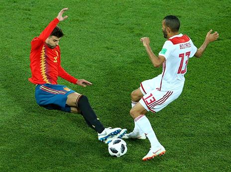 פיקה. עוד משחק נפל של הגנת ספרד (GETTY)