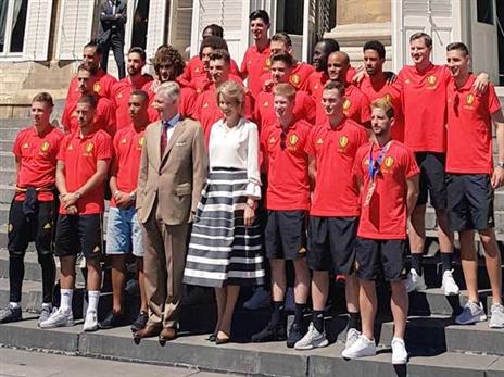 שחקני בלגיה עם המלך והמלכה (צילום מתוך עמוד הטוויטר)