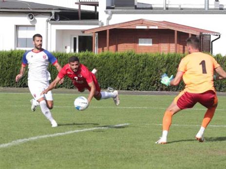 עאבד נוגח את הכדור לשער (באדיבות הפועל ת"א, האתר הרשמי)