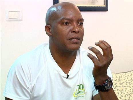 האבא מארק דרוך מול מסך הטלוויזיה