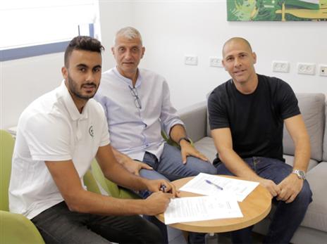 עוואד במעמד החתימה. העתיד של מכבי חיפה (האתר הרשמי)