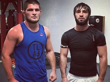 ניצב ליד חברו. טוחאנגוב עם חאביב (getty)