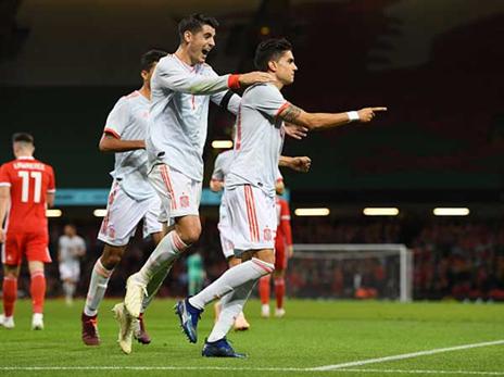 שחקני ספרד חוגגים דריסה על וויילס (getty)