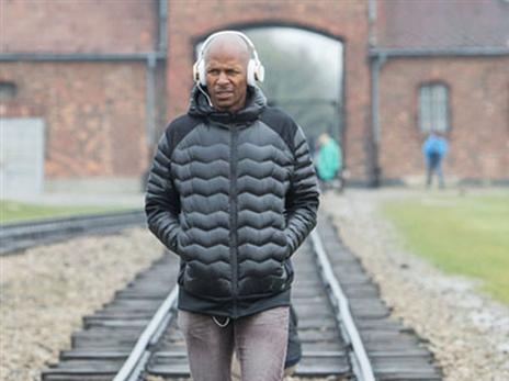 פועל לטובת הנצחת השואה (האתר הרשמי של המוזיאון לזכר השואה בוושינגטון)