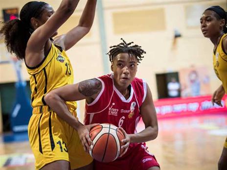 איסה בויד חופרת בהגנה (עודד קרני, באדיבות מנהלת ליגת העל לנשים)