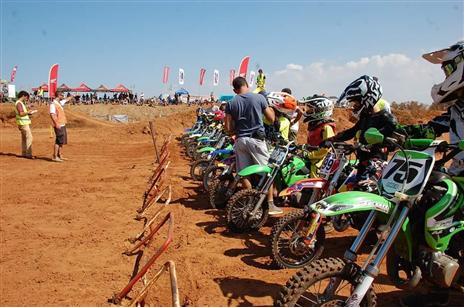 מסלול הרכיבה בווינגייט. ניסיונות חוזרים ונשנים לתקוע מקל בגלגלי הרוכבים הצעירים (צילום: עמותת המוטוקרוס הישראלית)