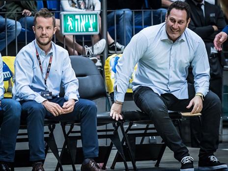 חיוכים על הספסל של מכבי ת"א (עודד קרני)