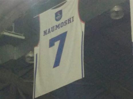 זכר קטן לעבר. הגופיה של נאומסקי תלויה על תקרת האולם