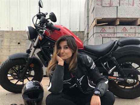 170 הסנטימטרים שלי הרגישו נהדר עליו