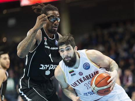 אמארה. שלט מתחת לסלים (FIBA)