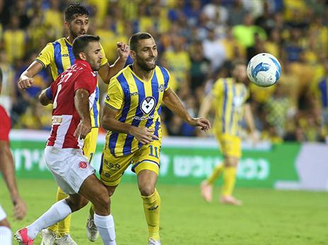 שכטר מפרה את שחקני ההתקפה שלצידו (אלן שיבר)