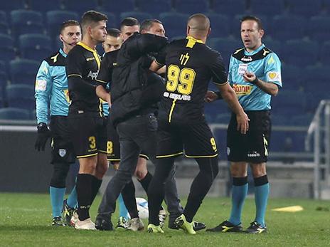 קלינגר המתוסכל עם השופט אוראל גרינפלד (אלן שיבר)