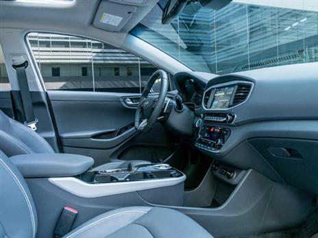 תא הנוסעים. עדיין איוניק אבל עם מעט התאמות למערכות החשמליות (צילום: יצרן)