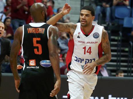 המנהיג של הפועל י-ם. פלדין (דני מרון)