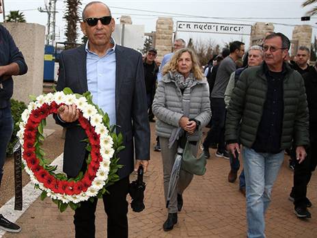 יו"ר המנהלת, שמואל פרנקל, חולק כבוד אחרון (אלן שיבר)