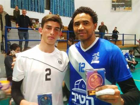 שחקני המעפיל חוגגים (באדיבות איגוד הכדורעף)