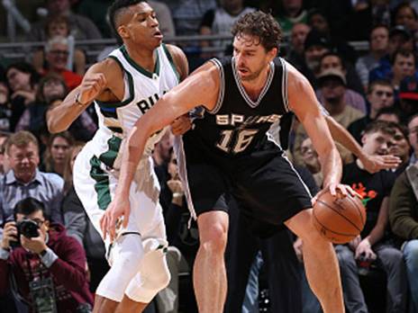 ישתפו פעולה. גאסול ויאניס (צילום: Gary Dineen/NBAE via Getty Images)