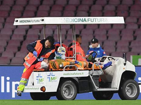 נאלץ לצאת החוצה עם טיפול רפואי. אוספינה (Photo by Francesco Pecoraro/Getty Images)