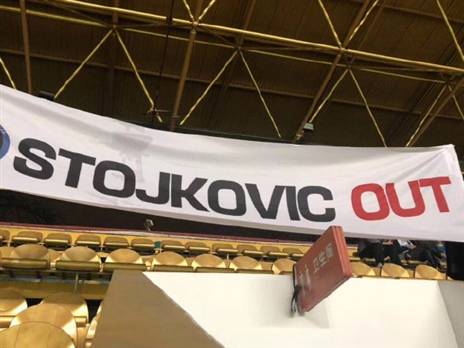 מחאת האוהדים נגד המאמן סטויקוביץ' (טוויטר)