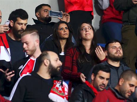 שחקני ב"ש חיזקו אותה. ברקת (צילום: אלן שיבר)