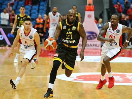 חגג בארנה, גריפין (לירון מולדובן)