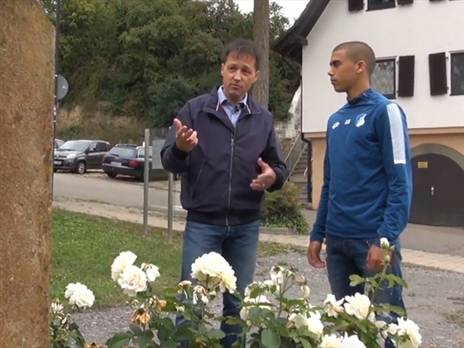 אלמקייס עם המורה שלו. לא שוכחים את העבר