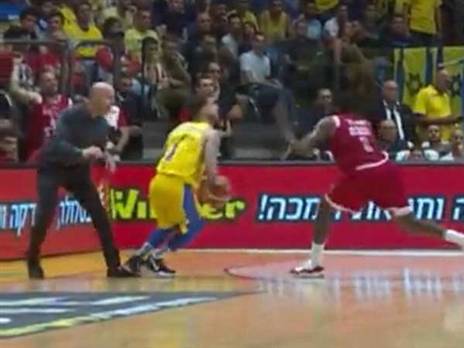 התמונה שמכבי פרסמה עם המגע בין פרנקו לווילבקין