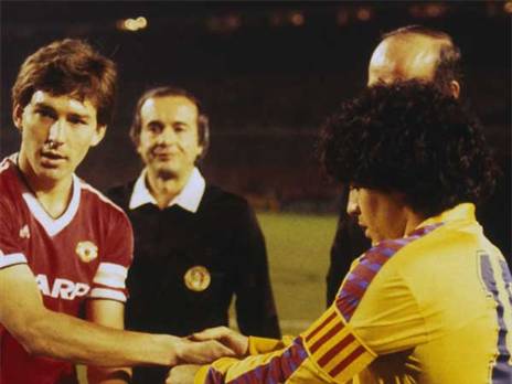 כבר שיחק באולד טראפורד. מראדונה במשחק ההוא ב-1984 (Getty)