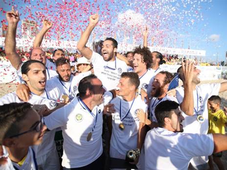 12 קבוצות בעקבות התואר (סטראבו)