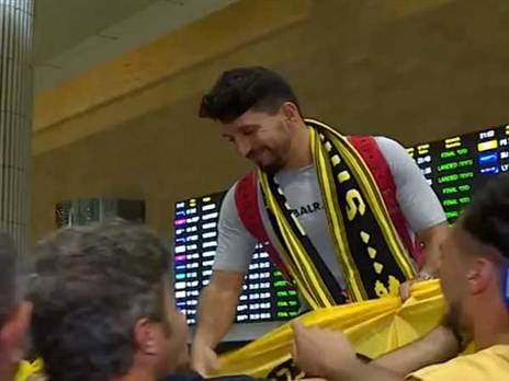 כהן מונף על ידי האוהדים