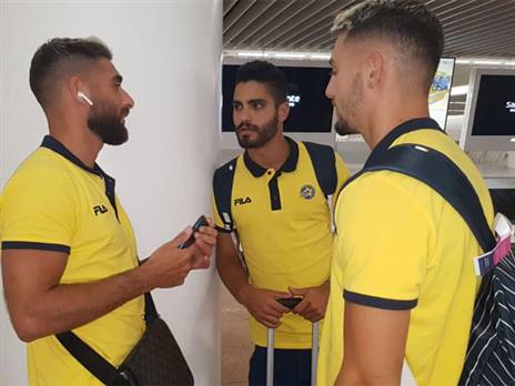 שחקני מכבי תל אביב בשדה התעופה בבריסל (האתר הרשמי של מכבי תל אביב)