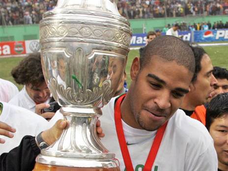 אדריאנו לא שחרר את הגביע ב-2004 (GETTY)
