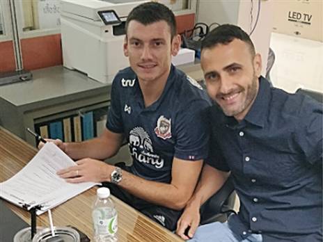 סירושטיין וסוכנו בן עזרא במעמד החתימה