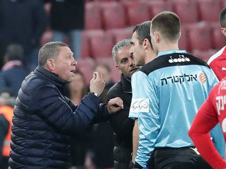 מתעמת עם קלינגר. "התקשרו אליי לטלפון אחרי שטעיתי במשחק של בית"ר מול ב"ש" (אלן שיבר)