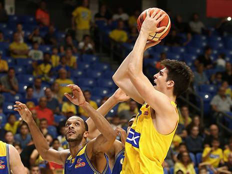 אבדיה במדי מכבי ת"א. "יש לו צוות טוב מסביבו" (אלן שיבר)