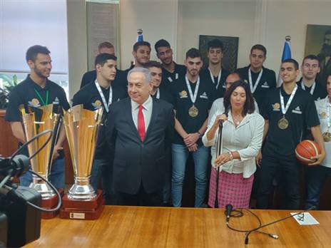 שחקני העתודה עם בנימין נתניהו ומירי רגב. יקבלו הקלות?