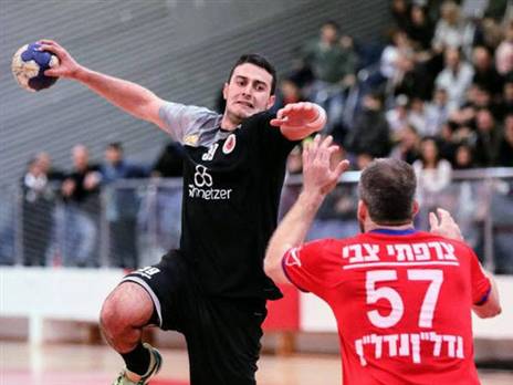 "רוצה להודות להפועל אשדוד". כהן במדי האלופה (צילום: הדר ואן קולא, איגוד הכדוריד)