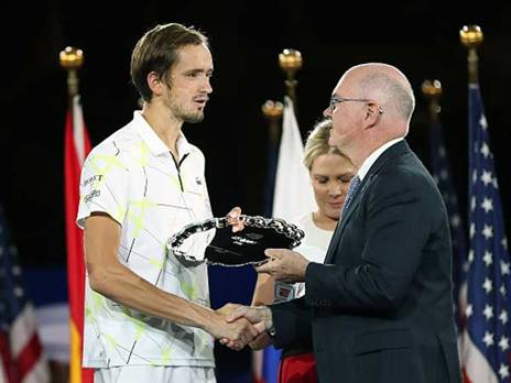 מדבדב, הרבה מאד כבוד אחרי הקרב הזה (getty)