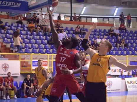 סולימאן בריימו מתחת לסל (צילום: אתר רשמי הפועל ירושלים)