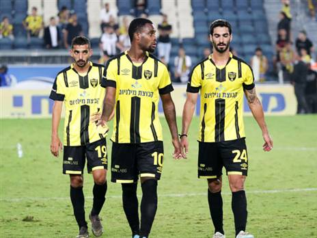 חייבים להשתפר. שחקני בית"ר ירושלים בסיום (צילום: דני מרון)