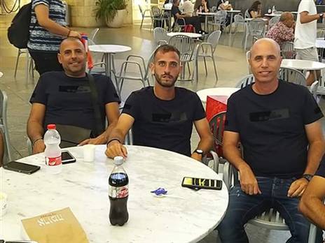 לידן (במרכז) בעין הסערה