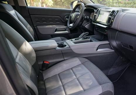 המושבים טובים. חסרה קצת תמיכה אבל כל המטרה פה היא לדמות נהיגה מהמושב של הסאלון בבית