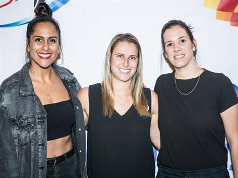 יחייכו גם בסוף העונה? עדי לוקס, לימור פלג ונופר שלום. (עודד קרני, באדיבות מנהלת ליגת העל לנשים בכדורסל)