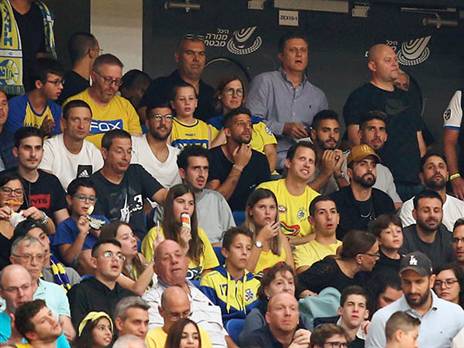 גם שחקני קבוצת הכדורגל של מכבי ת"א הגיעו לתמוך (אלן שיבר)