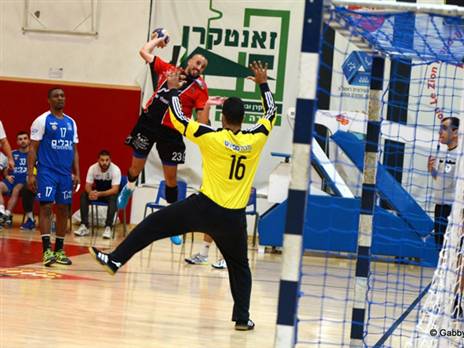 עוז חממי הערב מול אור כנעני במפגש בין הפועל ראשל"צ לחולון (גבי אלאלוף)