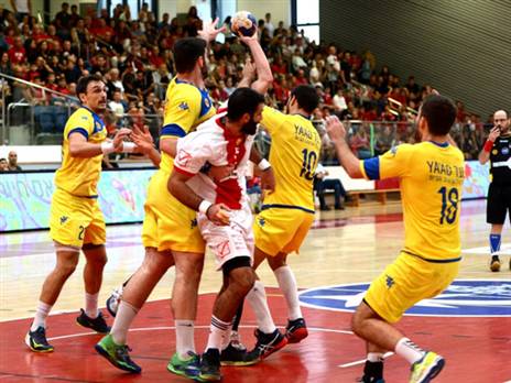 עומר גרא בין הגנת מכבי ראשון היום בדרבי הראשוני (גבי אלאלוף)