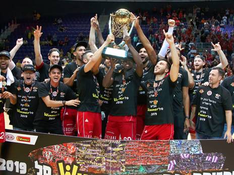 הפועל ירושלים חוגגת. המקומית היחידה שניצחה העונה את מכבי ת"א (אלן שיבר)