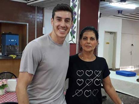 מכיר מקרוב את חדר האוכל בקיבוץ (חומי קינן)